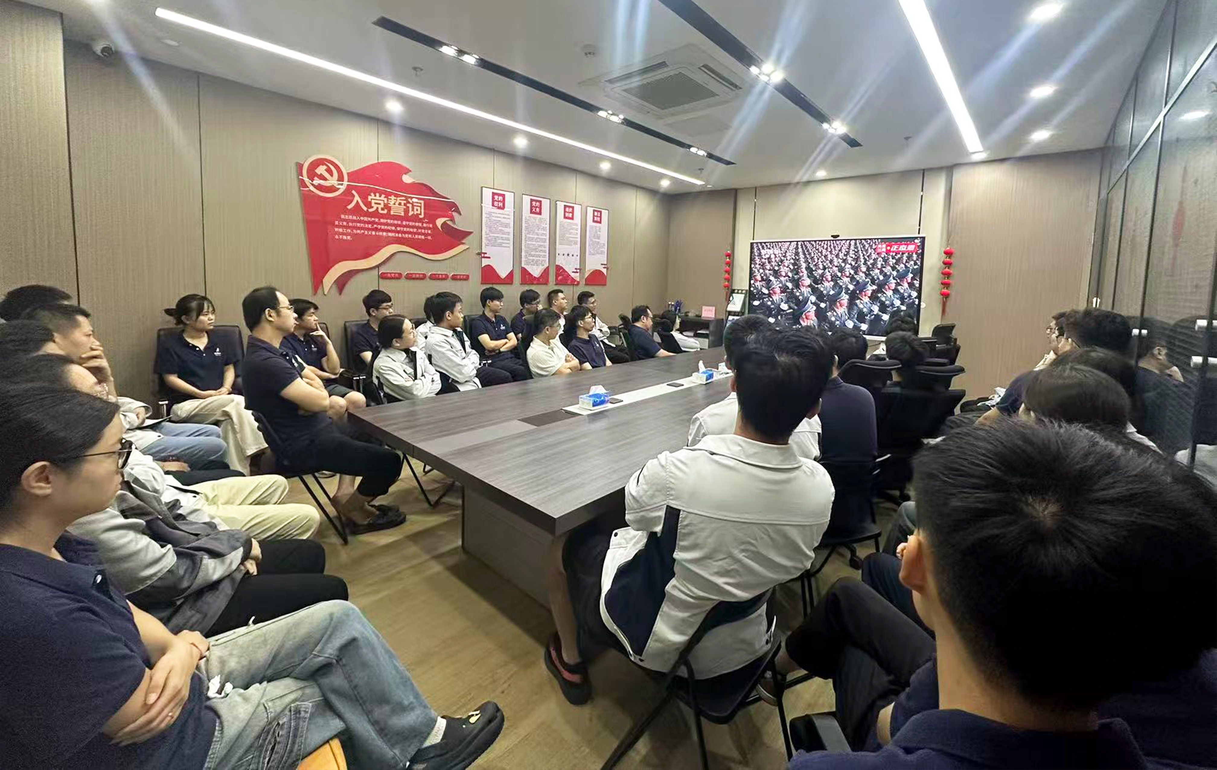 铭记历史 致敬荣光 | 橙子视频组织观看抗战胜利80周年阅兵盛典