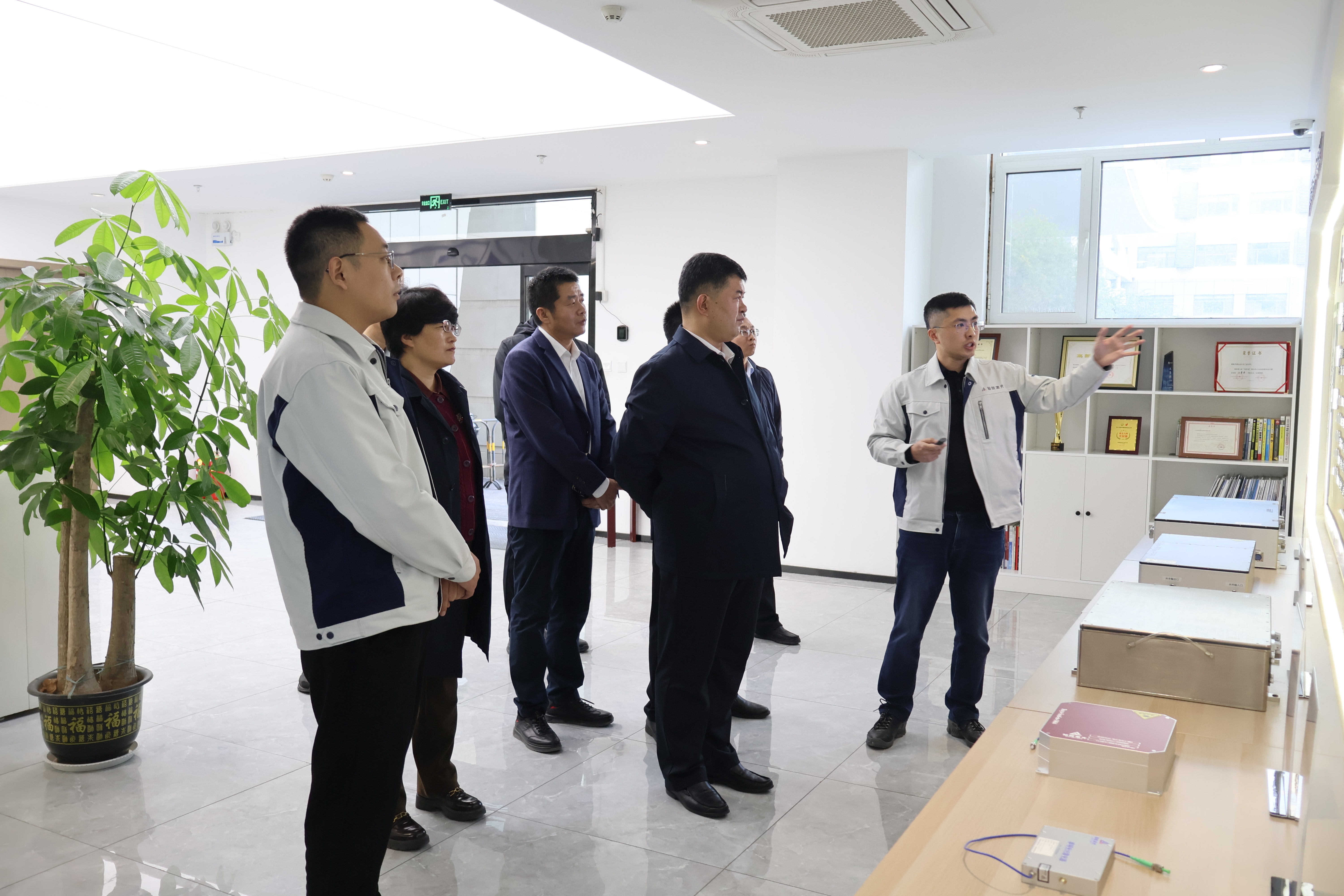 历城区区委副书记、区长于炳基一行莅临橙子视频考察指导